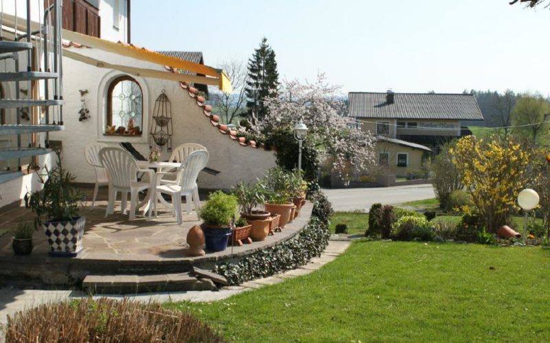 Der Garten der Pension Rosengarten in Franking am Holzöstersee - ein Einöd für die Ruhe!