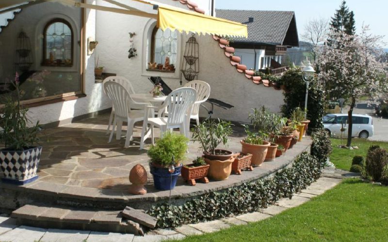 Der Garten der Pension Rosengarten in Franking am Holzöstersee - ein Einöd für die Ruhe!