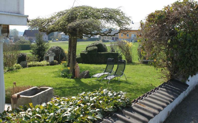 Der Garten der Pension Rosengarten in Franking am Holzöstersee - ein Einöd für die Ruhe!