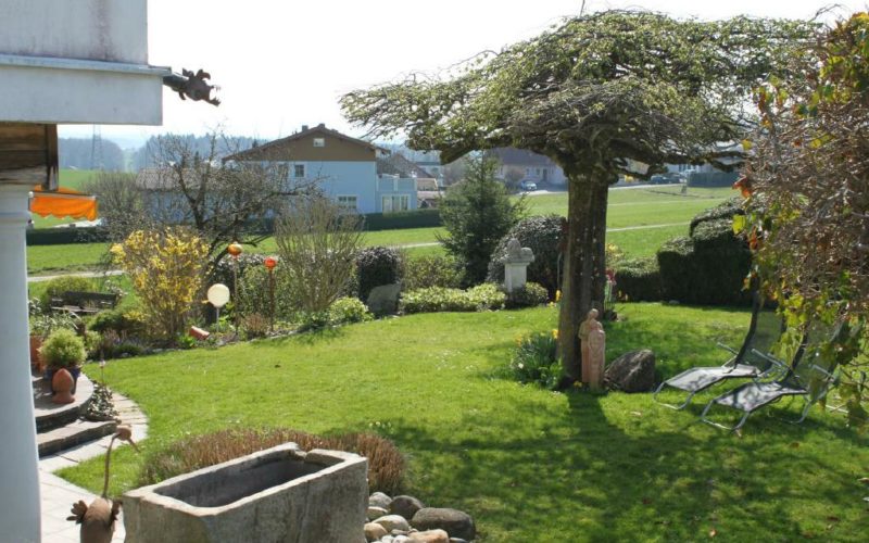 Der Garten der Pension Rosengarten in Franking am Holzöstersee - ein Einöd für die Ruhe!