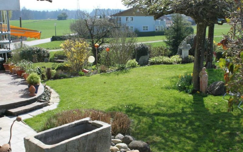 Der Garten der Pension Rosengarten in Franking am Holzöstersee - ein Einöd für die Ruhe!