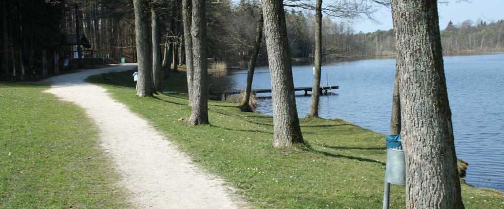 Ein Spaziergang um den Holzöstersee in Franking, Oberösterreich. Genießen Sie Ihren Urlaub in der Pension Rosengarten!
