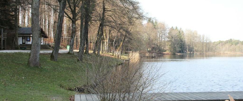 Ein Spaziergang um den Holzöstersee in Franking, Oberösterreich. Genießen Sie Ihren Urlaub in der Pension Rosengarten!