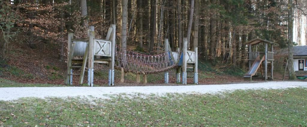 Ein Spaziergang um den Holzöstersee in Franking, Oberösterreich. Genießen Sie Ihren Urlaub in der Pension Rosengarten!