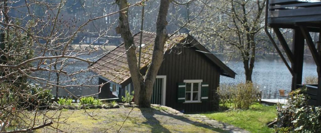 Ein Spaziergang um den Holzöstersee in Franking, Oberösterreich. Genießen Sie Ihren Urlaub in der Pension Rosengarten!