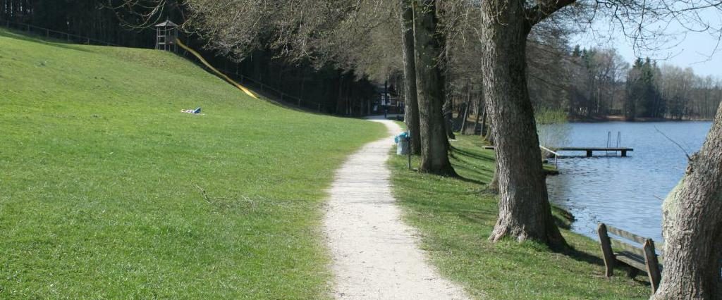 Ein Spaziergang um den Holzöstersee in Franking, Oberösterreich. Genießen Sie Ihren Urlaub in der Pension Rosengarten!